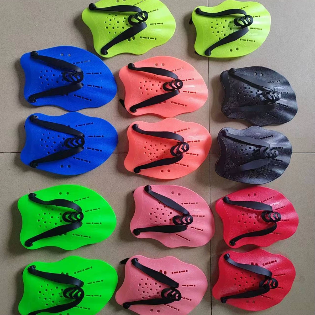 В наличии детская рука Puff Силиконовая ручная пуховка Оборудование для плавания Регулируемая пуховка для фристайла