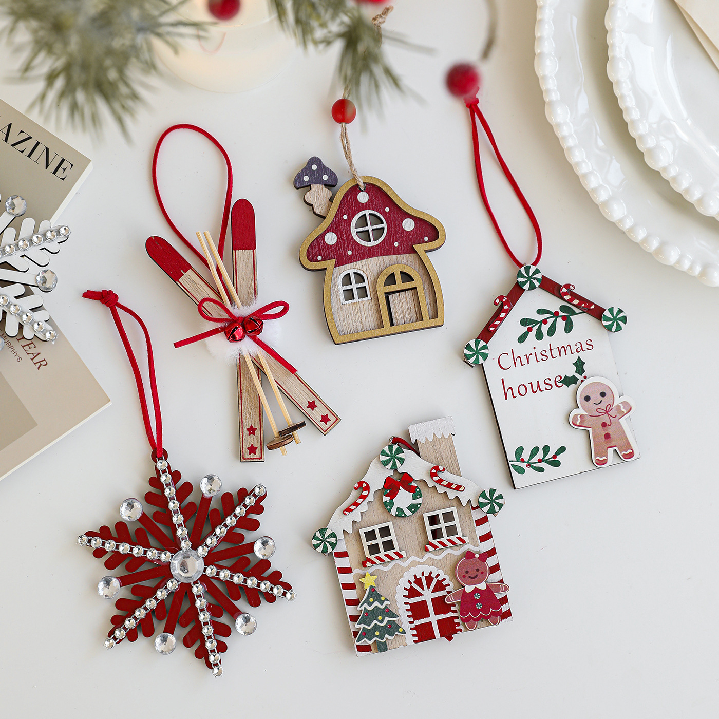 Nuevos colgantes de madera roja para la casa colgantes de árbol de Navidad de madera decoración de escenas pintadas al por mayor