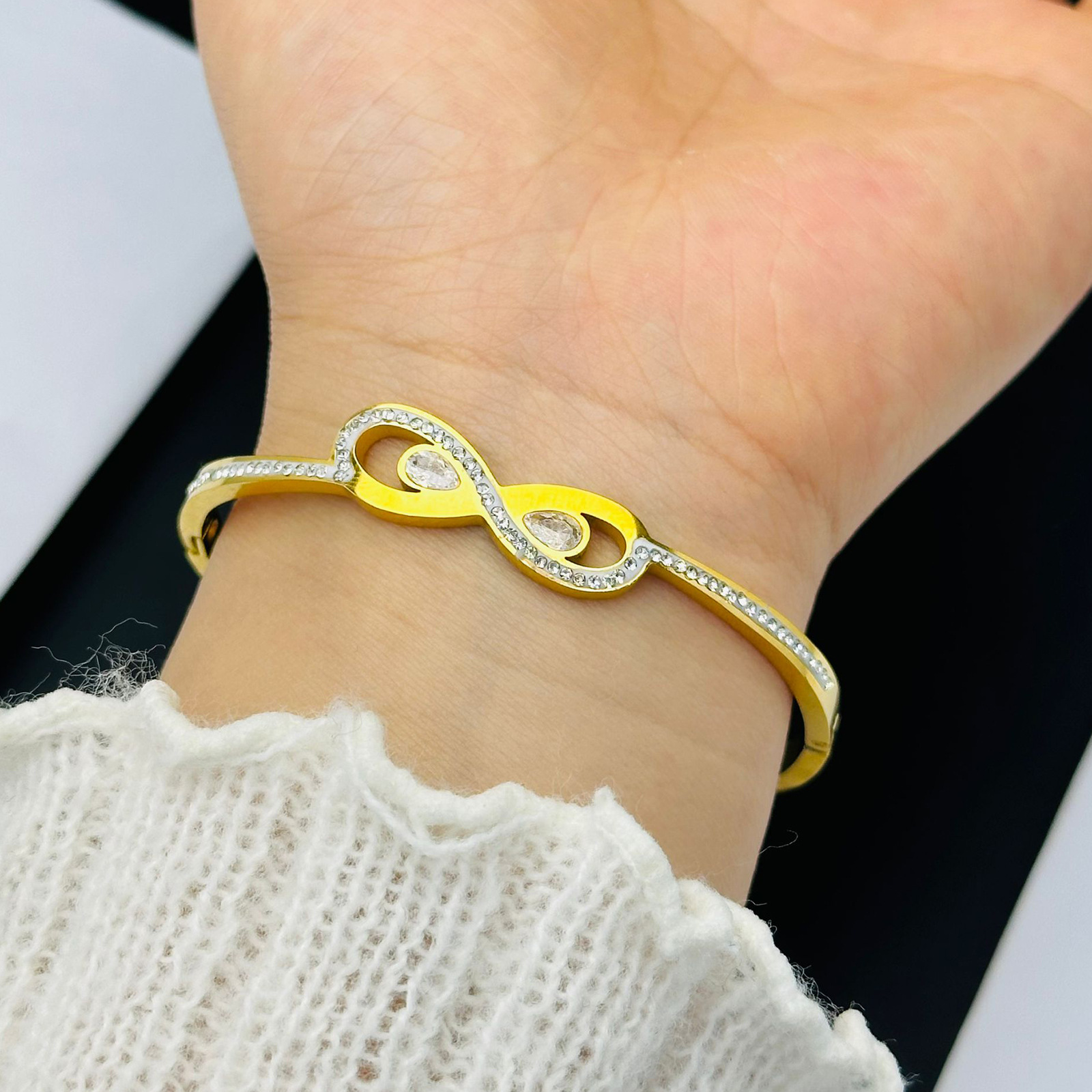 Mobius Ring Love Infinite Pulsera Moda femenina Pulsera de todo fósforo Acero de titanio No se desvanece Joyas de oro Simple y ligero Lujo
