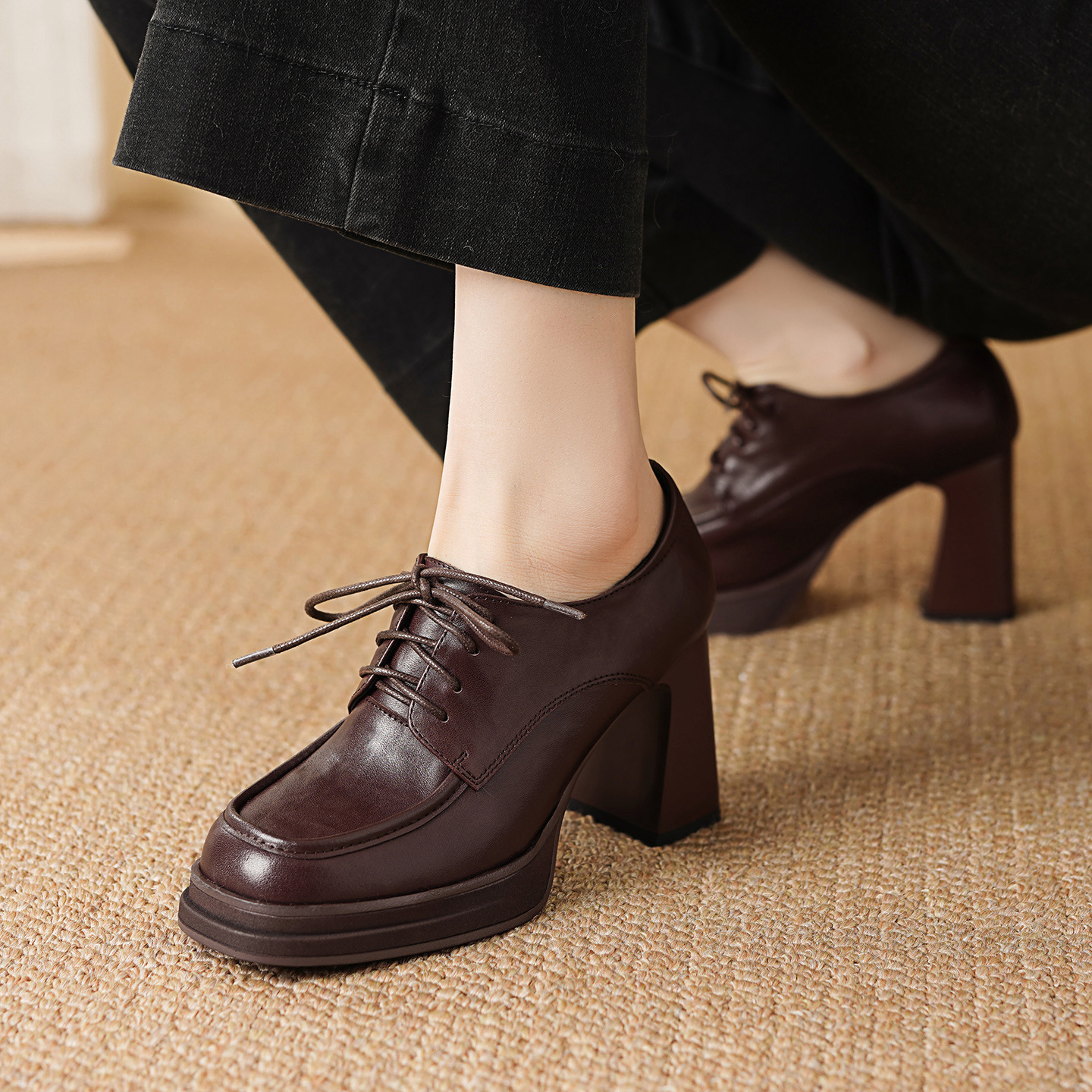 Giày cao gót nữ vintage dây buộc gót vuông ổn định, mũi sâu, đế dày, gót 8.5 cm — màu nâu
