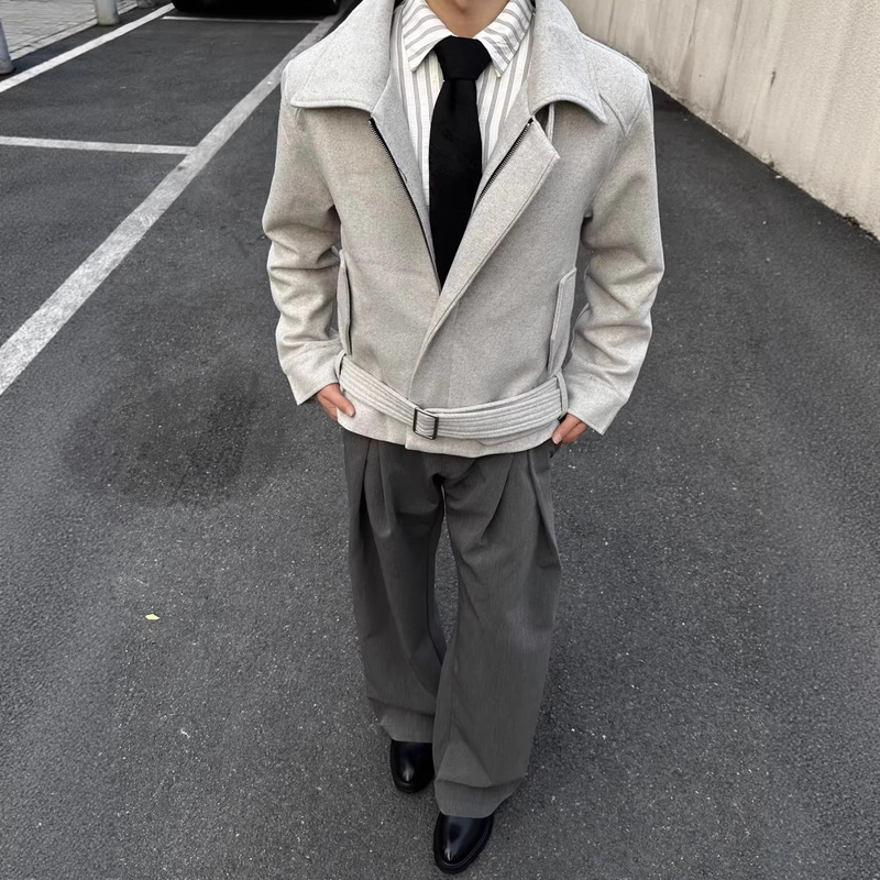 High-Quality 40% Wool Tie-Belt Jacket with Convertible Collar, Speckled Yarn, Structured Fit, and Clean-Cut Shoulders High-Quality 40% Wool Tie-Belt Jacket with Convertible Collar, Speckled Yarn, Structured Fit, and Clean-Cut Shoulders