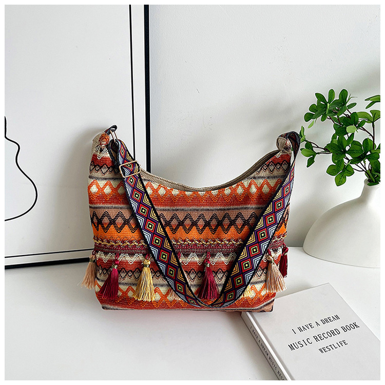 Large-capacity tote bag 2025 Summer new style trendy, simple and casual women's single-shoulder bag, artistic Chinese-style tassel bag undefined