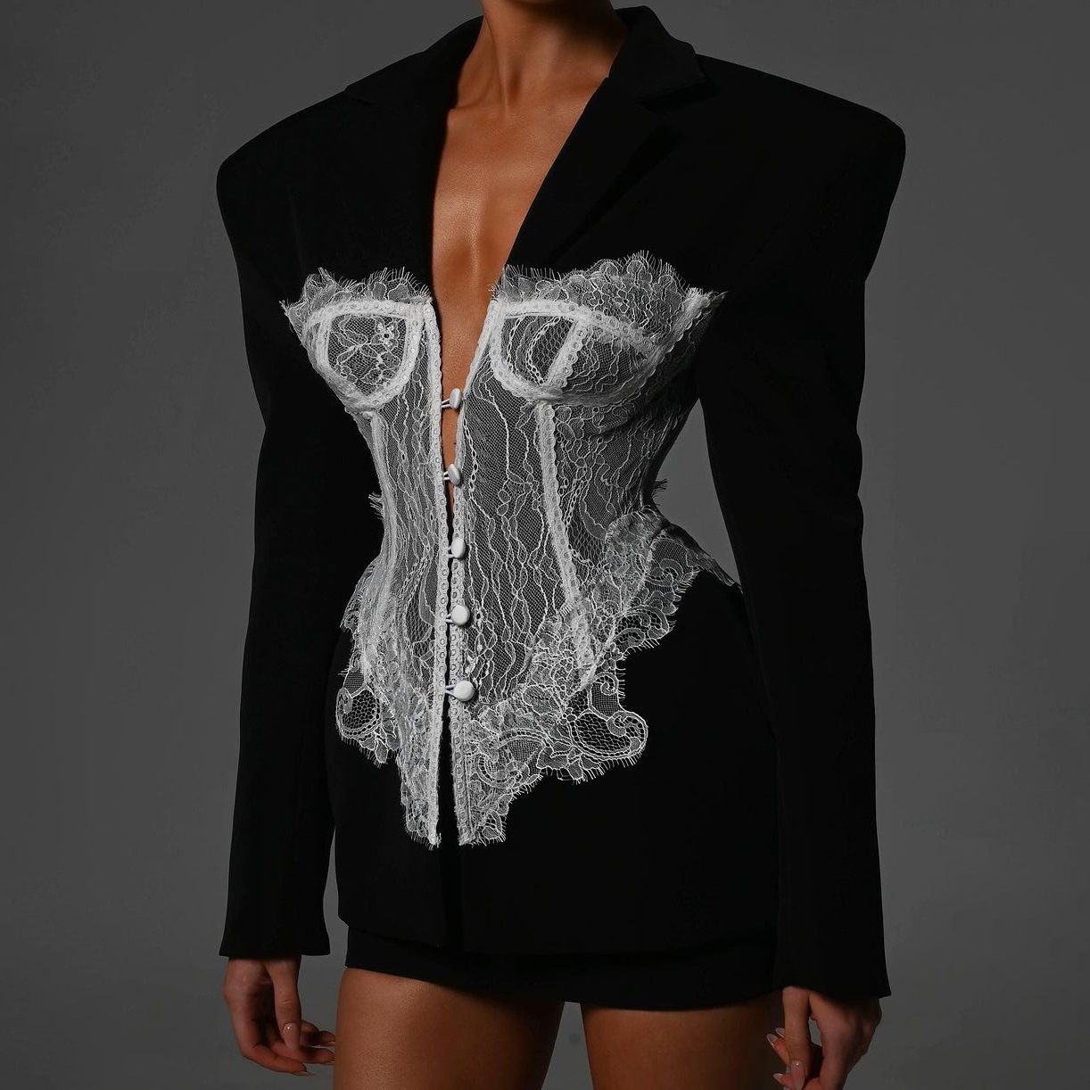Blazer donna sfiancato con maniche lunghe per la stagione autunnale_voghion.com