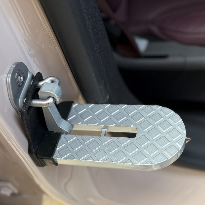 車の通用のドアは車の屋根を掛けて足の踏み台の荷物を登ります。|undefined