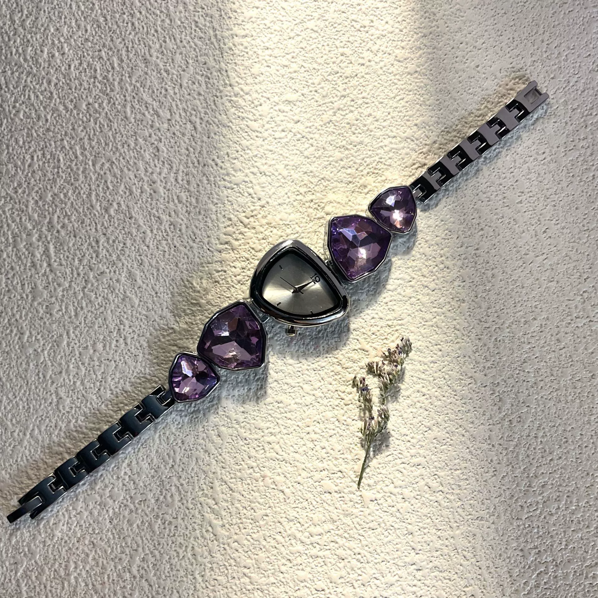 Стильные женские часы с кристаллами и бриллиантами, легкие роскошные нишевые часы с браслетом в форме нерегулярного подарка, легкие роскошные часы