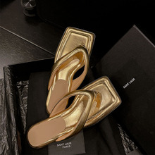 �ļ���ɫ��Ƥ���^�Aֺ�ָ���Ь�¿��n��һ�_�ŵ͸������ϴ�a����