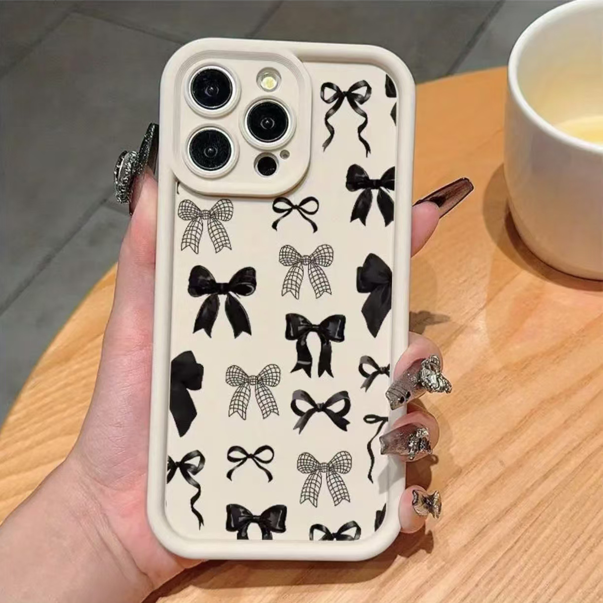 时尚黑色蝴蝶结适用苹果17/16/15pro手机壳14promax流行13/12/11
