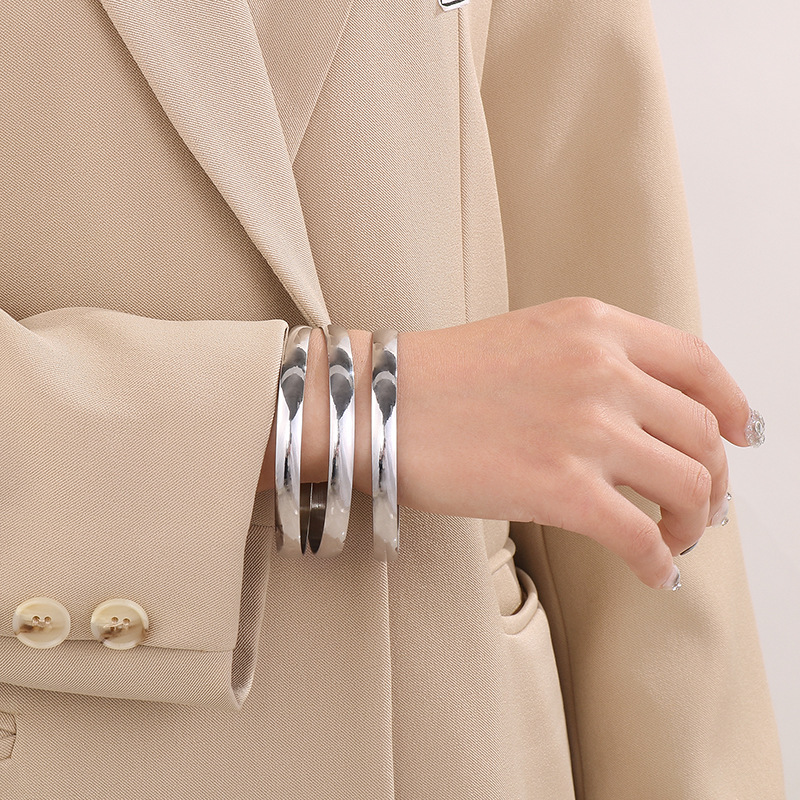 Solid Color Pattern Women's Gender Ion Plating (IP) 18K Gold Plated Solid Color 304 Stainless Steel Simple Style Classic Style Waterproof Non Tarnish 304 Stainless Steel Bangle