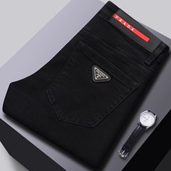 黒の高級ヨーロッパ版の男性のジーパンの秋の弾力性の修身の小さいまっすぐな足は水のカジュアルな男性のズボンを洗います。