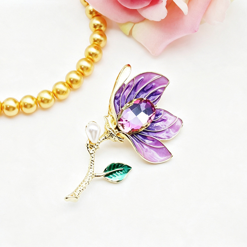Creative and versatile new Chinese-style enamel brooch with crystal flower design, a fresh accessory for autumn and winter fashion