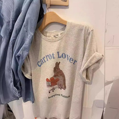 香港の味は年齢を減らして復古的な漫画のウサギのプリントのtシャツの女性の上着の夏の個性の小さい大衆の中で半袖の底のシャツを掛けます。