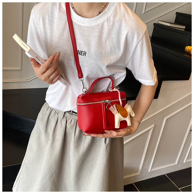 This year's popular simple hand-held small bag for women, the 2025 new women's single-shoulder bag, is elegant and fashionable, a crossbody small bag undefined