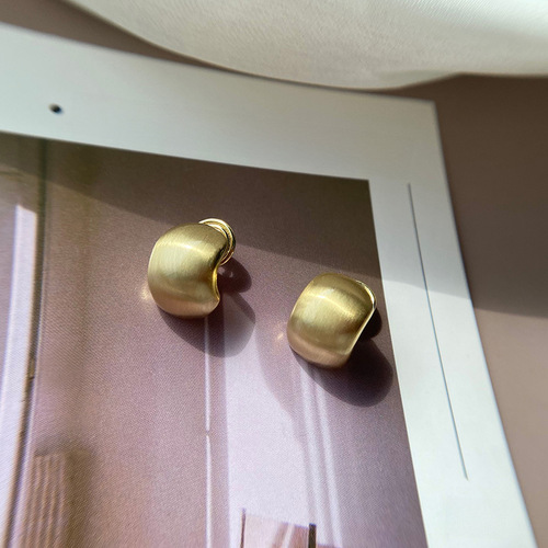 Hand-drawn matte texture, high-end earrings, French niche mosquito coil ear clips, no piercing, no pain, no fall off