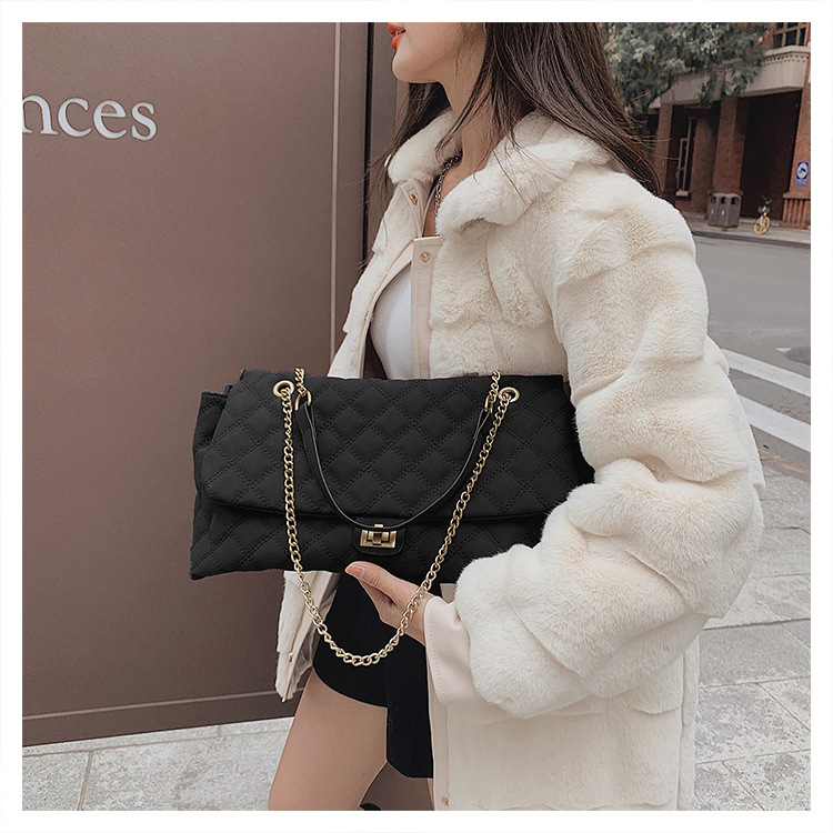 The new diamond-shaped chain bag for women is a trendy and fashionable matte single-shoulder armpit bag for commuting. The large-capacity crossbody bag is a cross-border trend undefined