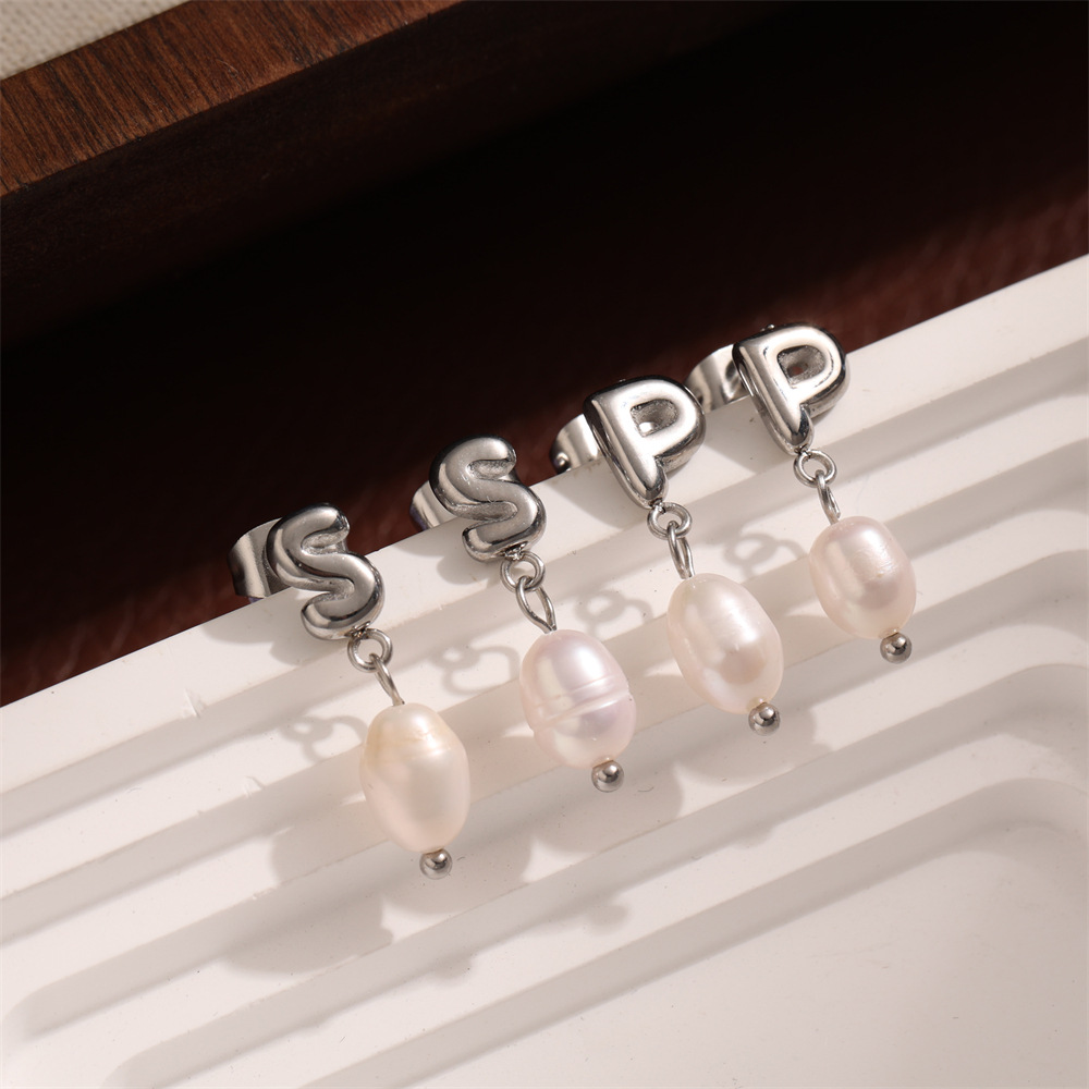 Alta europa y americana de acero inoxidable pendientes de perlas de alta calidad nicho simple joyería de acero de titanio letras pendientes de oro y plata mujeres
