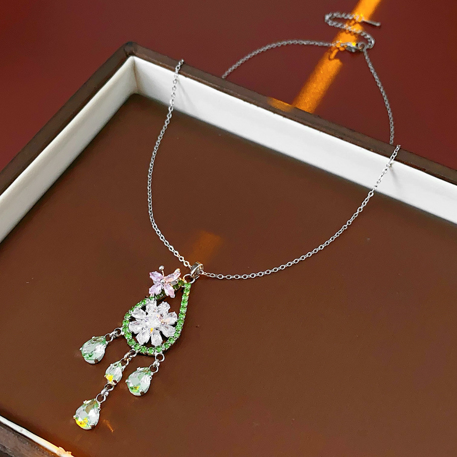 Flores de mariposa de zircón gota de agua set de fresa de verano pequeño fresco dulce joyería versátil nicho lujo ligero sentido de alta calidad