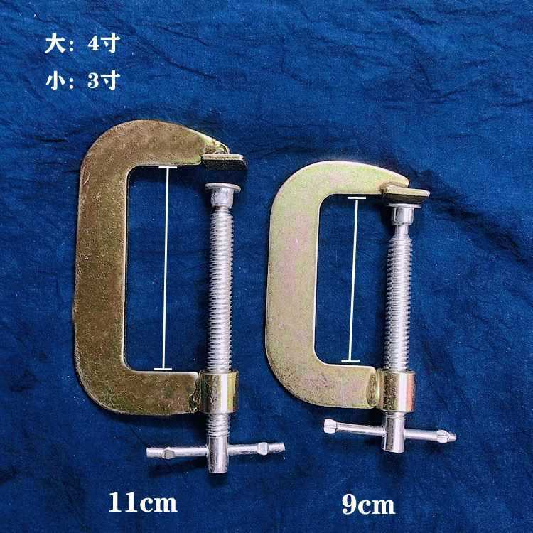 染めの幾何学的な挟みのツールの形のパズルの捺染の青いインディゴの染料のワックスは青い染めの木片を染めて手作りの材料を学びます。|undefined