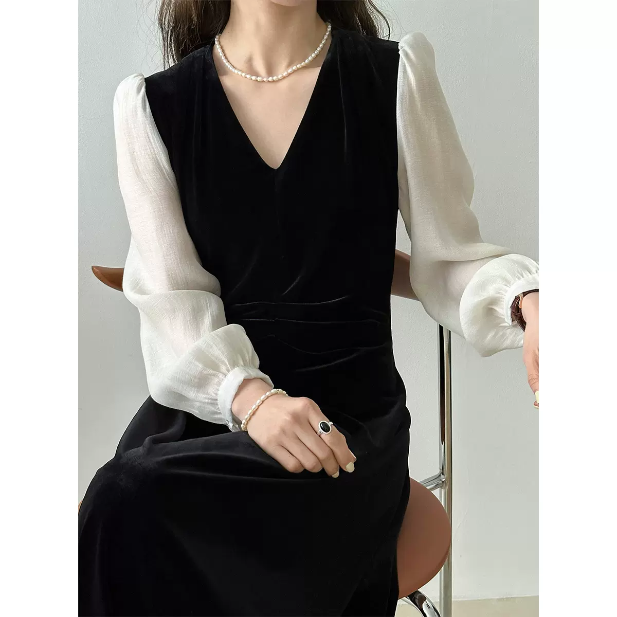 橘芷金丝绒港风复古拼接连衣裙春季气质V领中长款泡泡袖13726