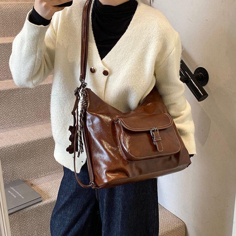 Vintage Maillard brazalete, mochila de mujer, invierno 2024 nuevo estilo simple de hombro de gran capacidad.