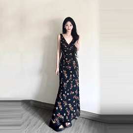 法式复古气质v领碎花吊带连衣裙女收腰修身显瘦感度假风长裙拼接