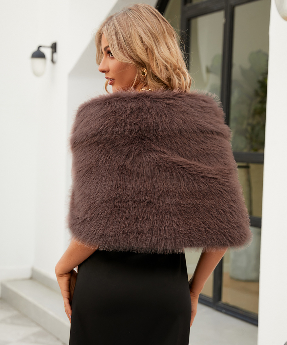 Women's Elegant Solid Color Faux Fur Shawl display picture 6