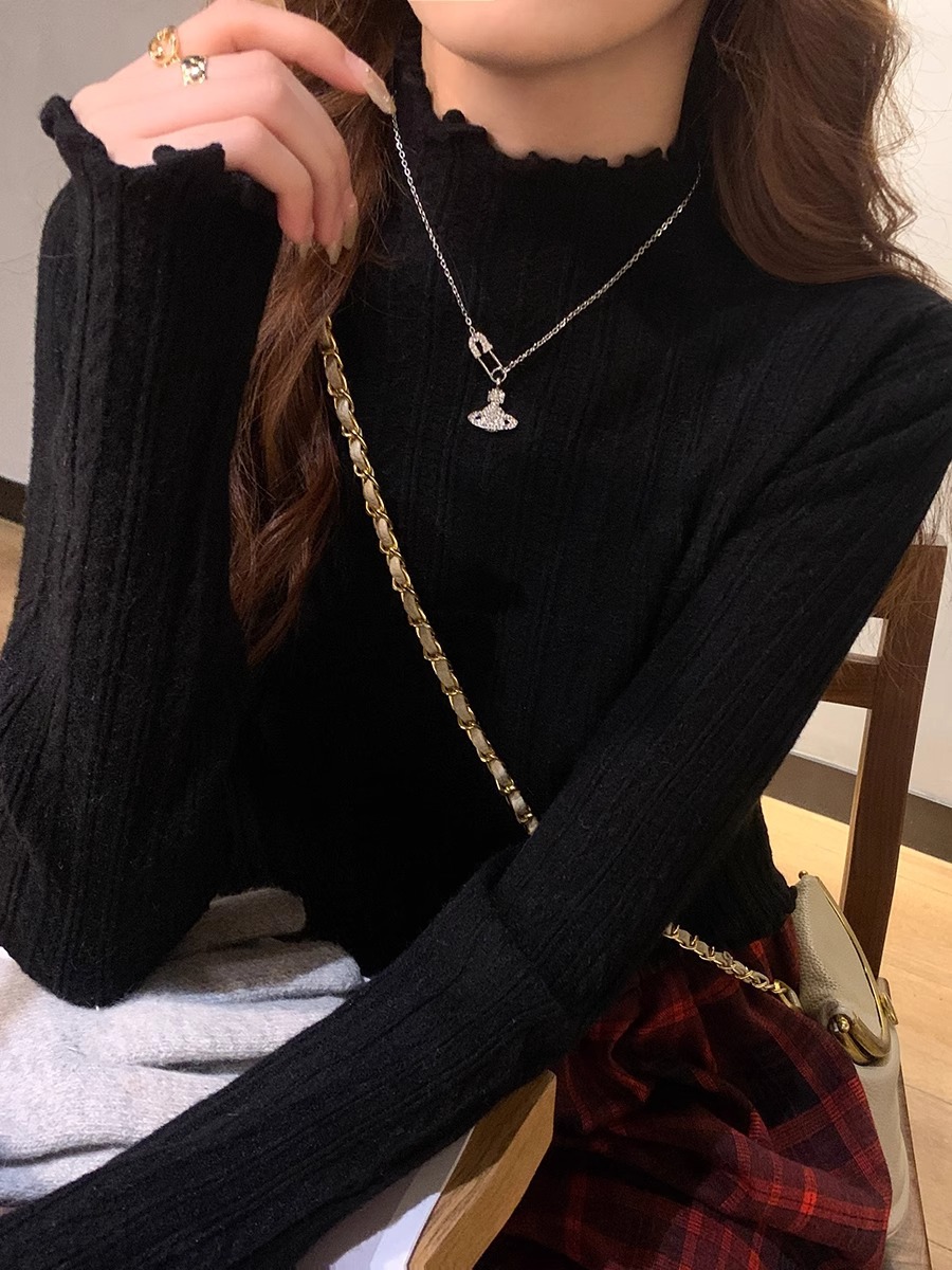 白の半高襟のセーターの底のシャツの女性の春と秋の内は2024新型のデザイン感の木の耳元のニットの上着を掛けます。