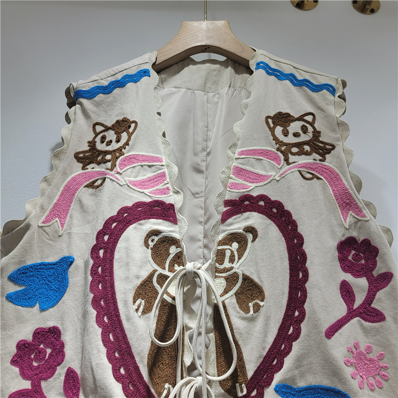 2026 primavera y verano nueva moda versátil cuello en V diseño de bordado de reducción de edad correa chaleco sin mangas mujeres image 3