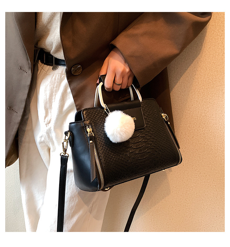 Women's Medium Autumn&winter Pu Leather Solid Color Vintage Style Fluff Ball Square Zipper Handbag display picture 5