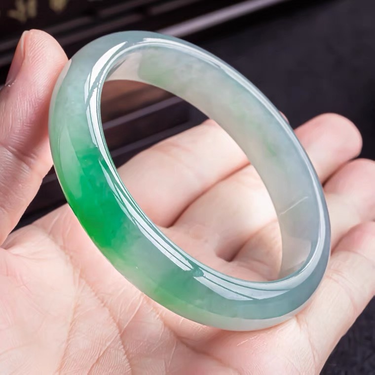 智贝主图_3缅甸老坑翡翠手镯冰种浅绿飘花正圈镯子高冰飘绿晴