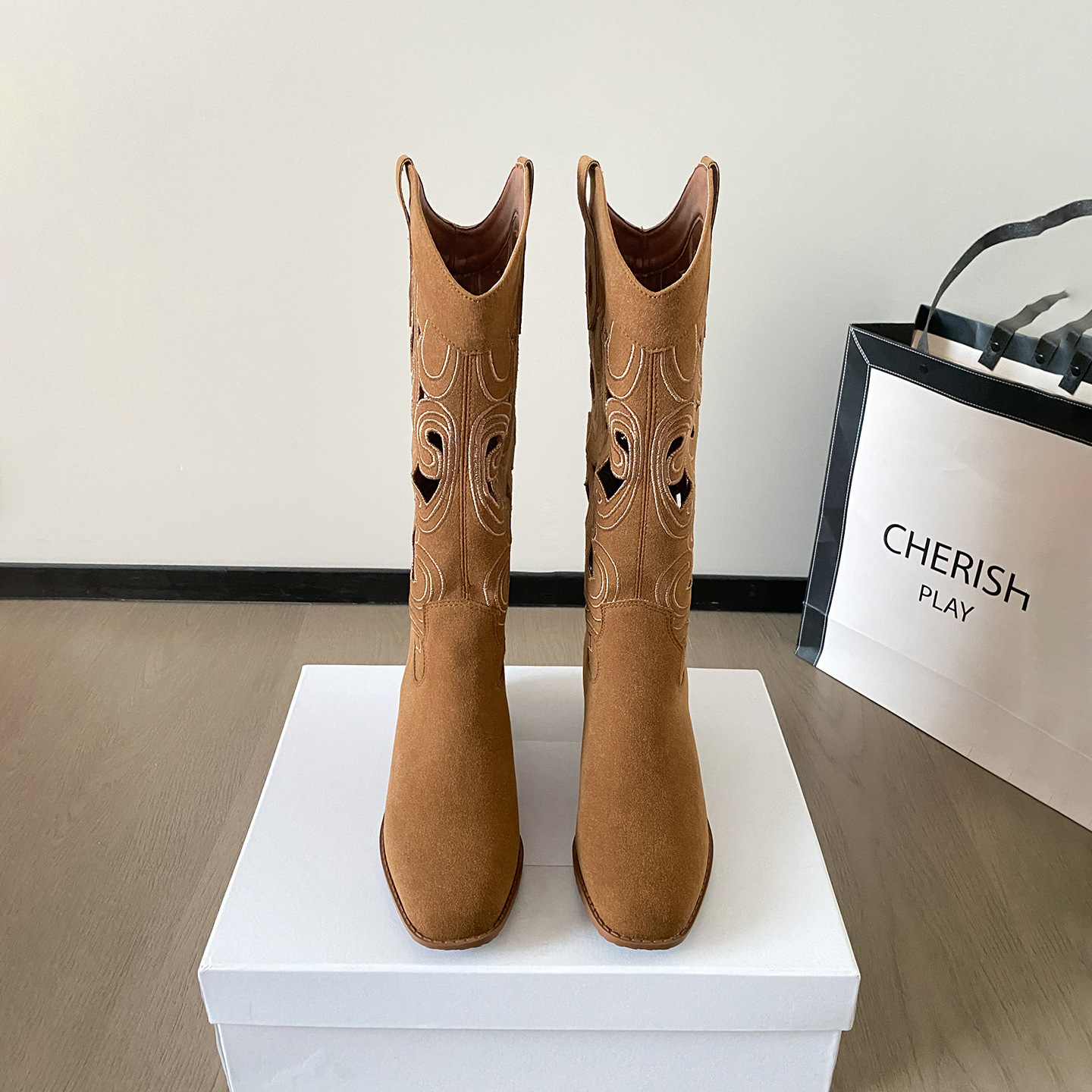 2025秋季新款方头刺绣骑士靴欧美V口中筒靴镂空粗跟西部骑士靴女