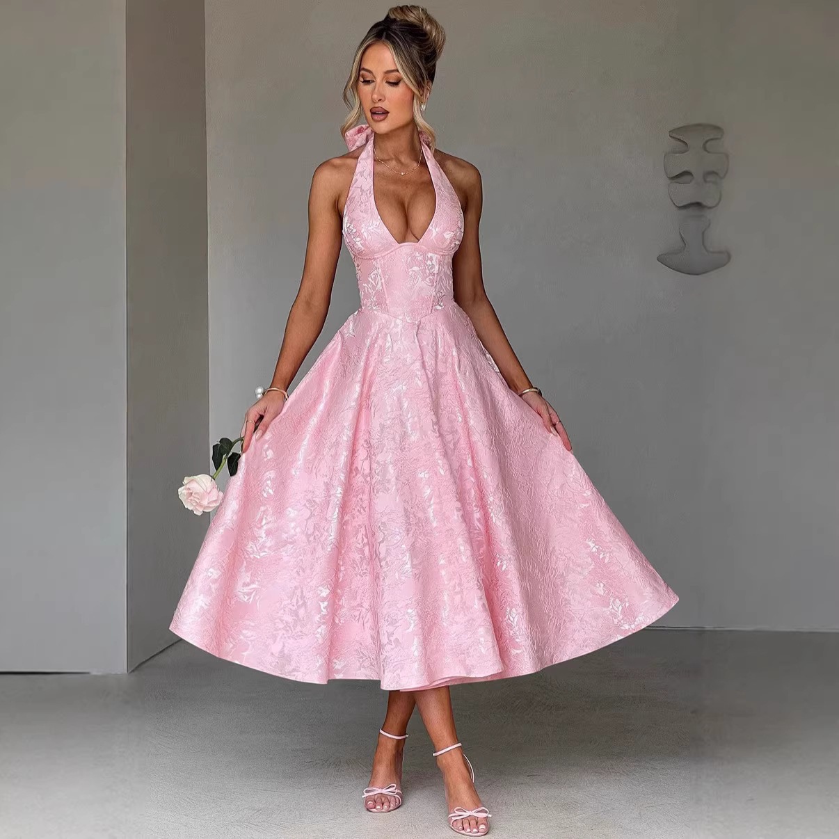 Vestido de noite elegante de alta qualidade, com decote halter e decote em V, inspirado nas tendências europeias e americanas de 2026, ideal para a primavera/verão._voghion.com