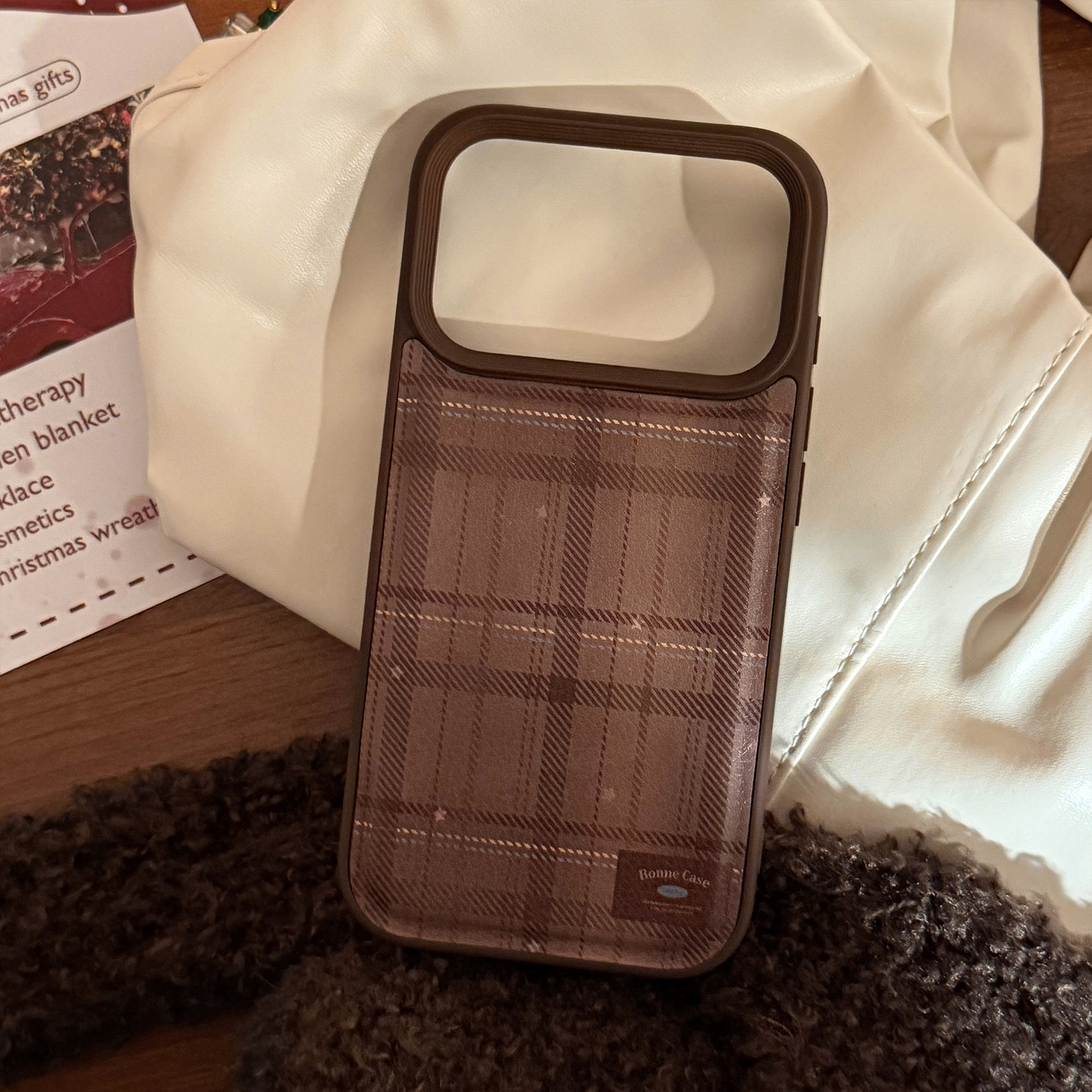 Vintage Leder-Handyhülle mit Fruchtmotiv für iPhone 17 Pro Max, haselnussbraunes Karomuster, kompatibel mit iPhone 16, 15, 13, 11_voghion.com