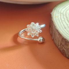 女性用の小さな新鮮で芸術的な蓮の花リング、ファッショナブルなエスニックスタイル、開口部調整可能、ニッチな軽い高級スタイルのリング