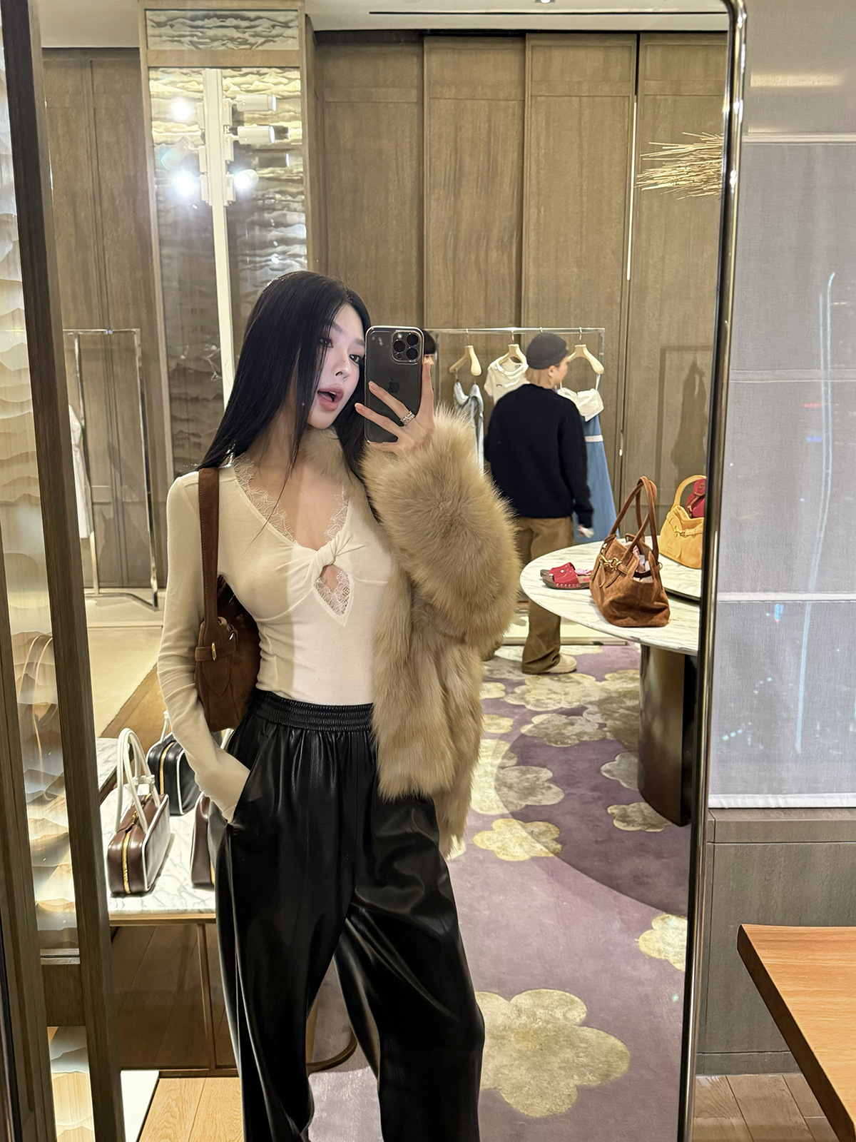 Europa y América sexy nudos de encaje hueco camiseta de mujer otoño y invierno nuevo estilo de alta calidad de manga larga camiseta de cuello en V