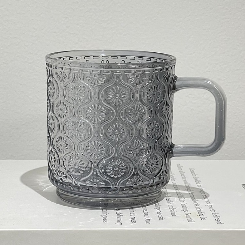 Caneca de vidro vintage com alça, estilo Instagram, com relevo, ideal para café gelado americano ou latte, perfeita para o café da manhã com leite._voghion.com