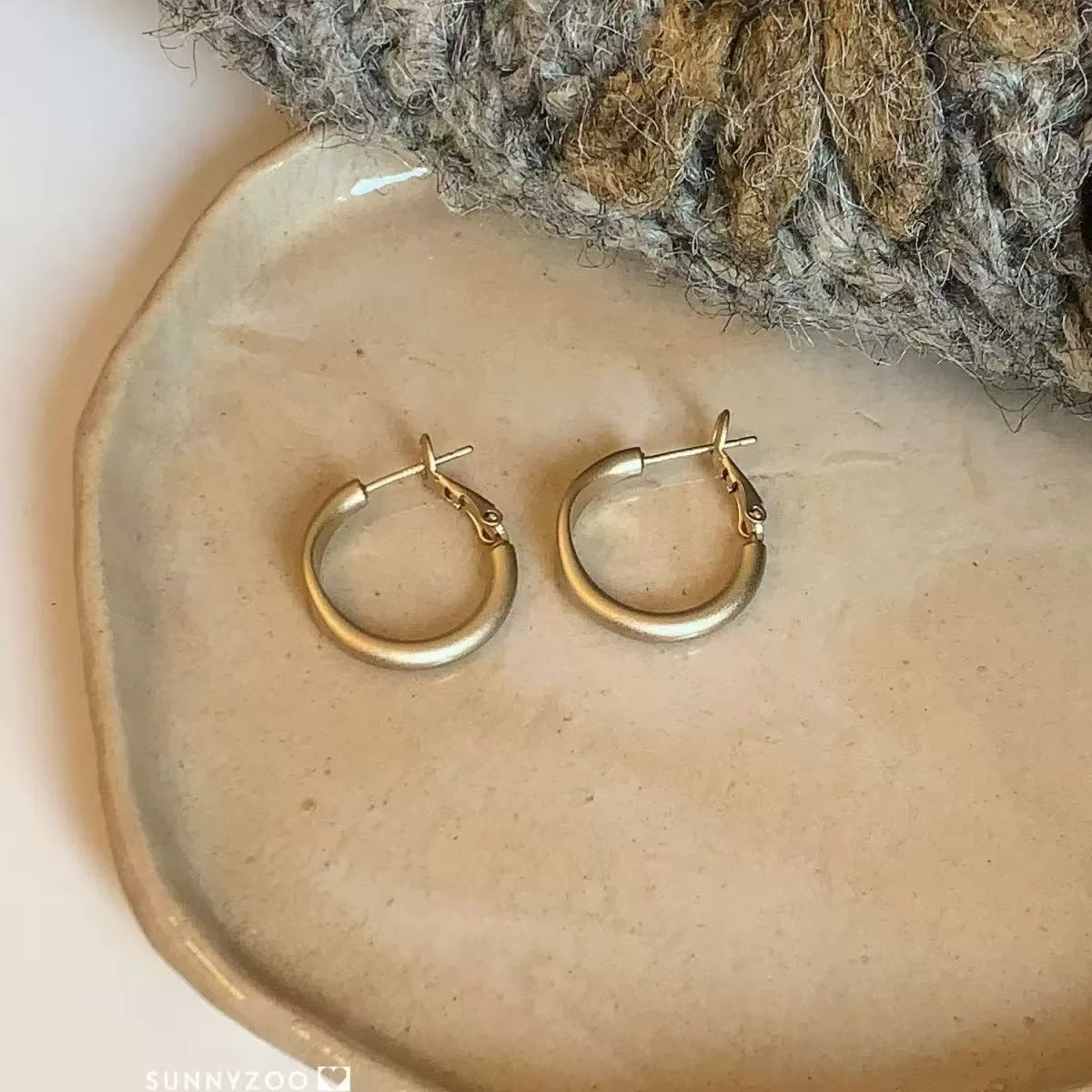 Новые модели ins нишевые модные матовые золотые застежки для ушей карри расширенный дизайн простой и изысканный дикий свежий серьги