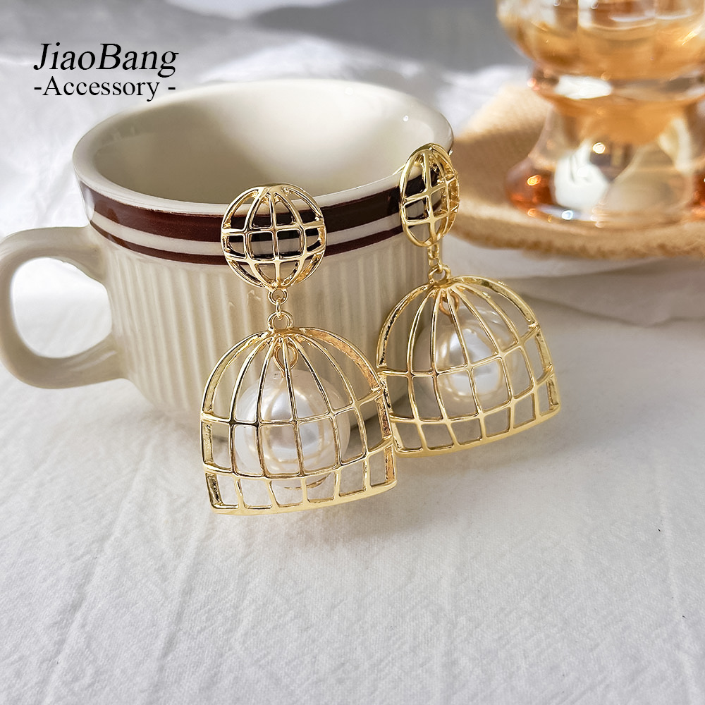 Pendientes vintage medievales Pendientes de perlas de jaula de pájaro hueca de aguja de plata Pendientes de metal de personalidad francesa al por mayor