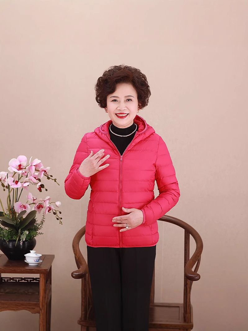 Chaqueta de pluma transfronteriza ligera y delgada nueva dama de mediana edad madres con chaqueta corta con capuzas más grasa MM gruesa