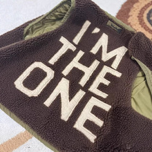 日系童装2025冬季新款儿童羊羔毛双面穿马甲字母刺绣海报款上衣