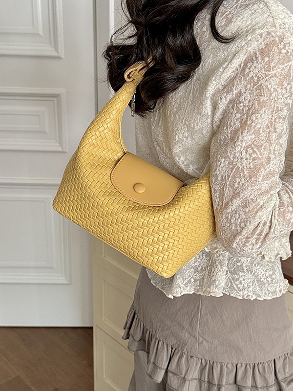 Nicho coreano tejido bolso de brazalete, bolso para mujeres 2026 nueva moda lujosa ligera, holgazante, bolso de mochila versátil