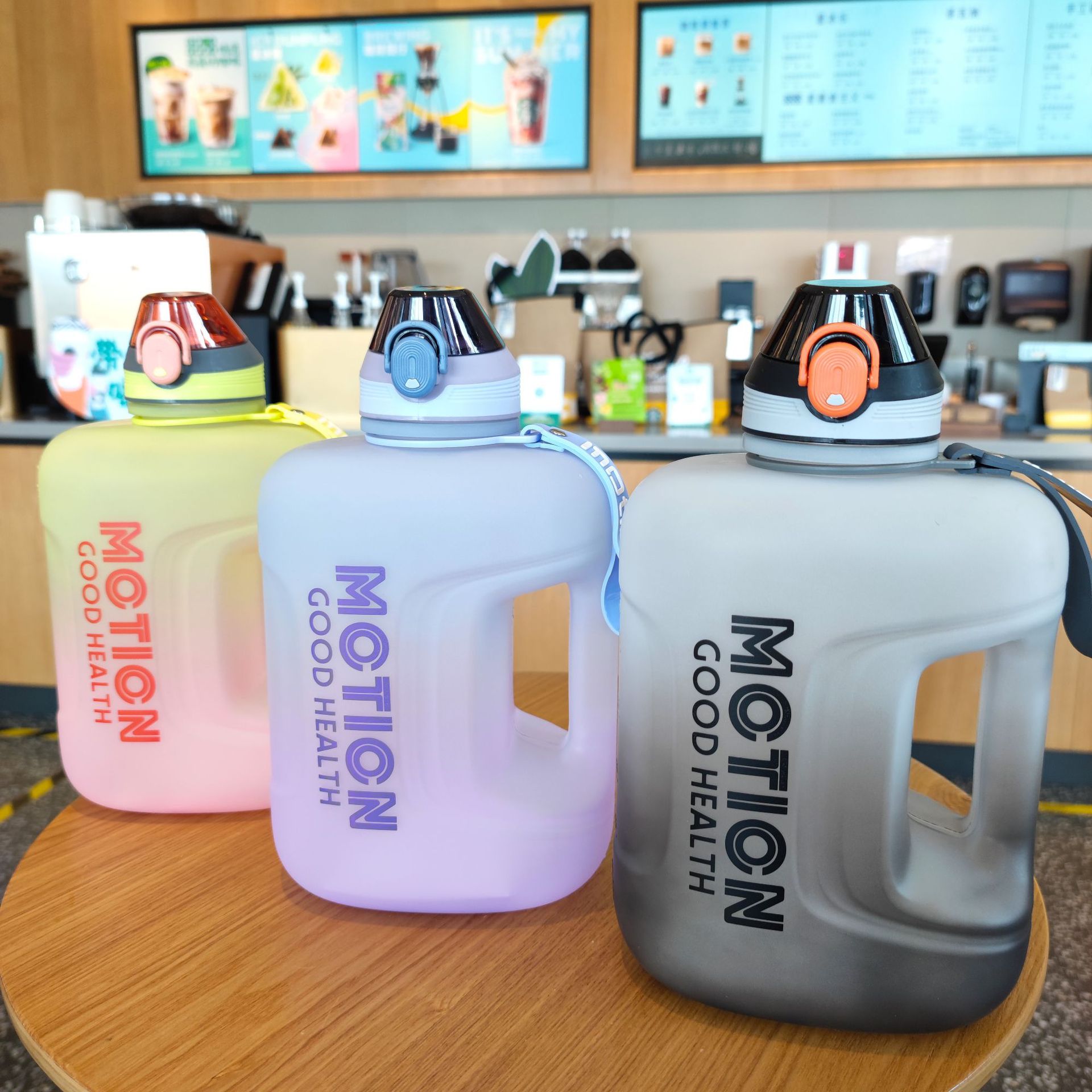 Gradiente esmerilado de gran capacidad de forma especial botella de agua plana deportes Cubo de fitness cuerda portátil pico de pato taza de agua caliente