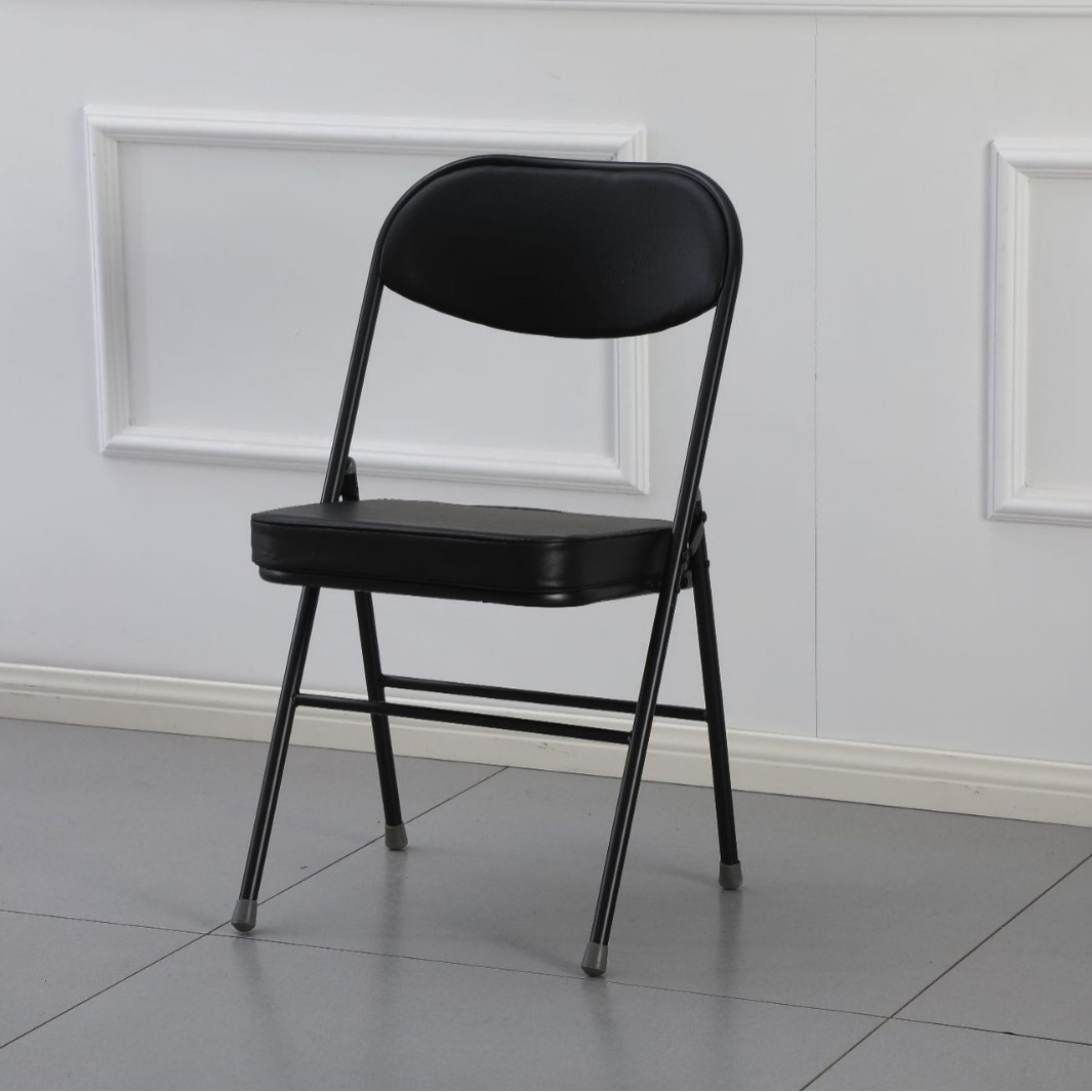 검은색 가죽으로 칠해진 다리