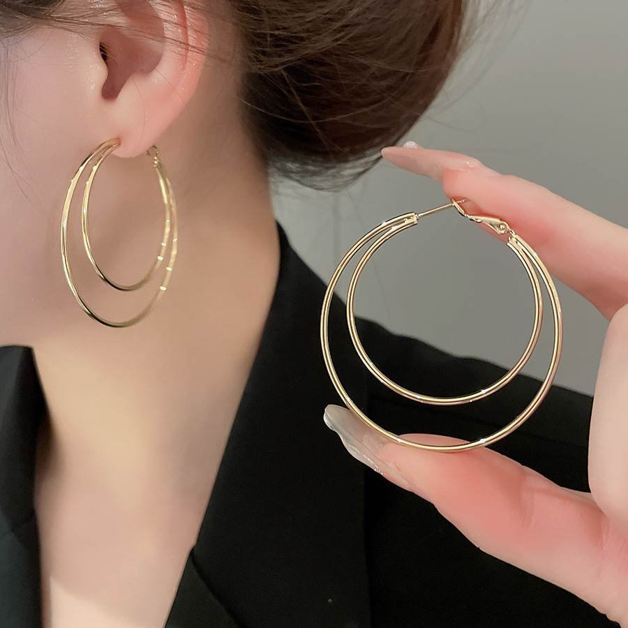 Pendientes geométricos de anillo simple de nuevo estilo transfronterizo de aguja de plata, sentido de diseño, pendientes de lujo simples y ligeros, pendientes de sentido de alta gama de moda al por mayor