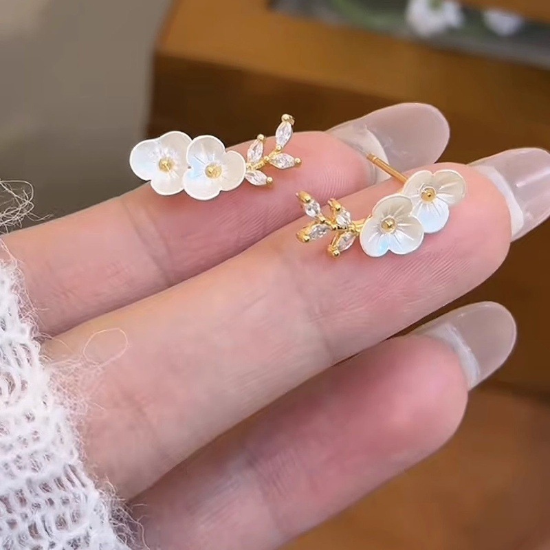 2025 nuevos pendientes de flores pequeños, frescos y simples, moda de lujo ligera, pendientes de celebridades de Internet de todo fósforo, pendientes al por mayor