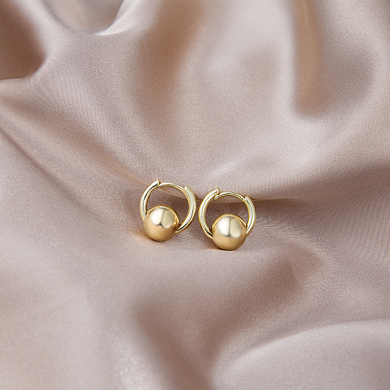 Mode Einfachen Kleinen Goldenen Kugeln Kreis Kupfer Ohrringe display picture 1