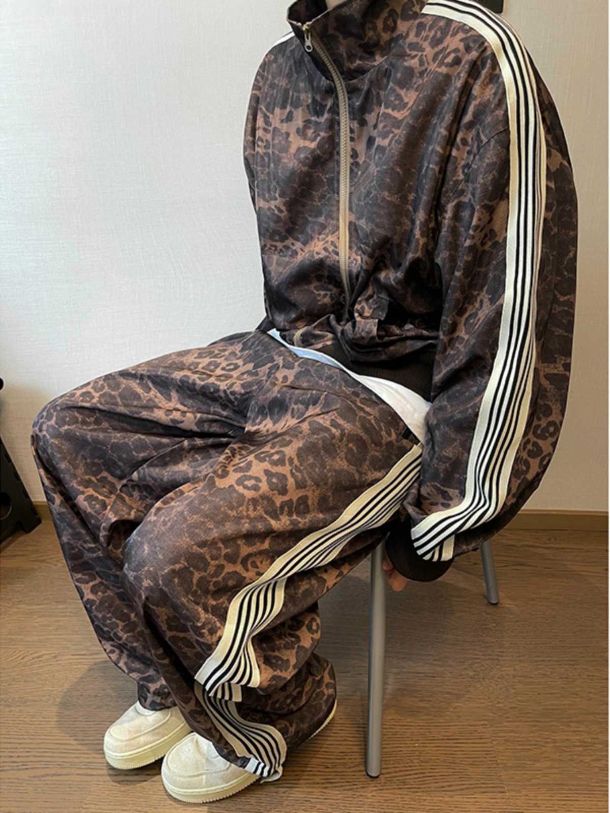 Vintage herr sportset i retrostil med leopardmönster_voghion.com