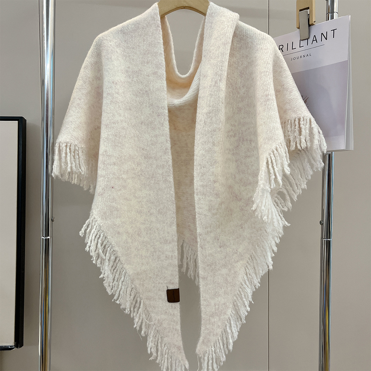 Xale triangular com franjas, design exclusivo em coreano, ideal para outono e inverno. Cor sólida, versátil e aconchegante._voghion.com