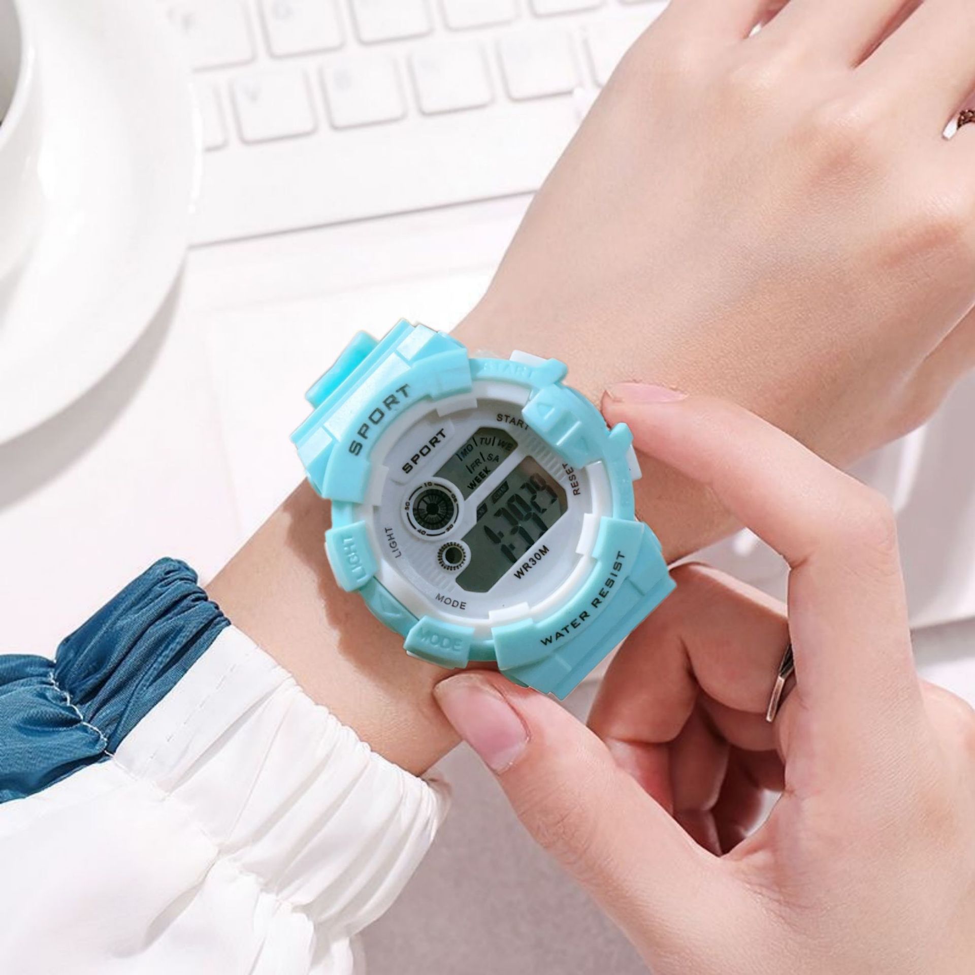 Nuevo reloj electrónico Macaron para estudiantes masculinos y femeninos, reloj despertador deportivo para estudiantes de secundaria, reloj de moda luminoso para parejas