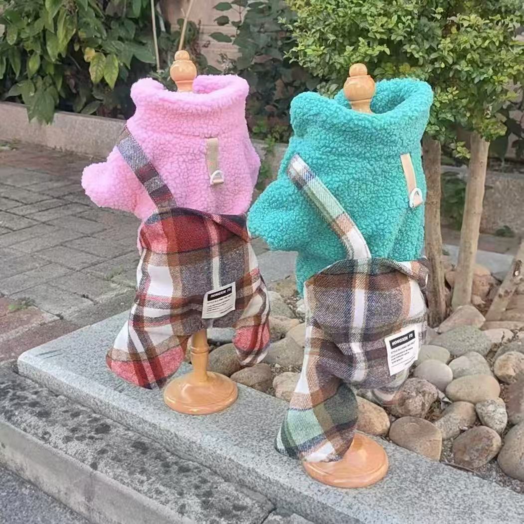 Otoño y invierno nueva ropa de mascotas de cordero espesa ropa de gato ropa de perro falsa dos piezas de una sola espalda con cuatro piernas ropa de algodón