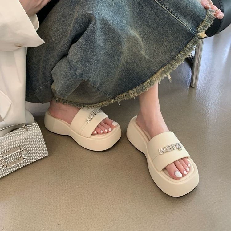 Тапочки на платформе на толстой подошве, увеличивающие рост, для женской летней верхней одежды. Новые пляжные сандалии 2025 года. Высококачественные супер популярные сандалии интернет-знаменитостей.